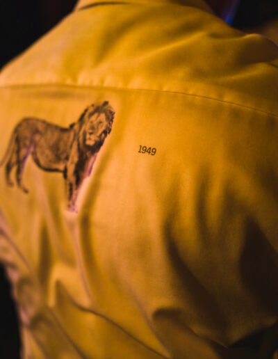Logo Piet de Leeuw op de rug van het overhemd van een medewerker